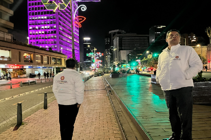 Funcionarios de la Contraloría de Bogotá visitan el alumbrado navideño de la ciudad